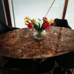 Mesa Tulipán Ovalada Mármol Emperador Dark 140x80 cm